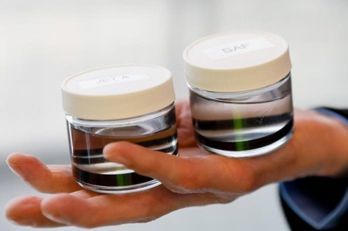 (왼쪽부터)화석연료와 지속가능 항공유. 연합뉴스